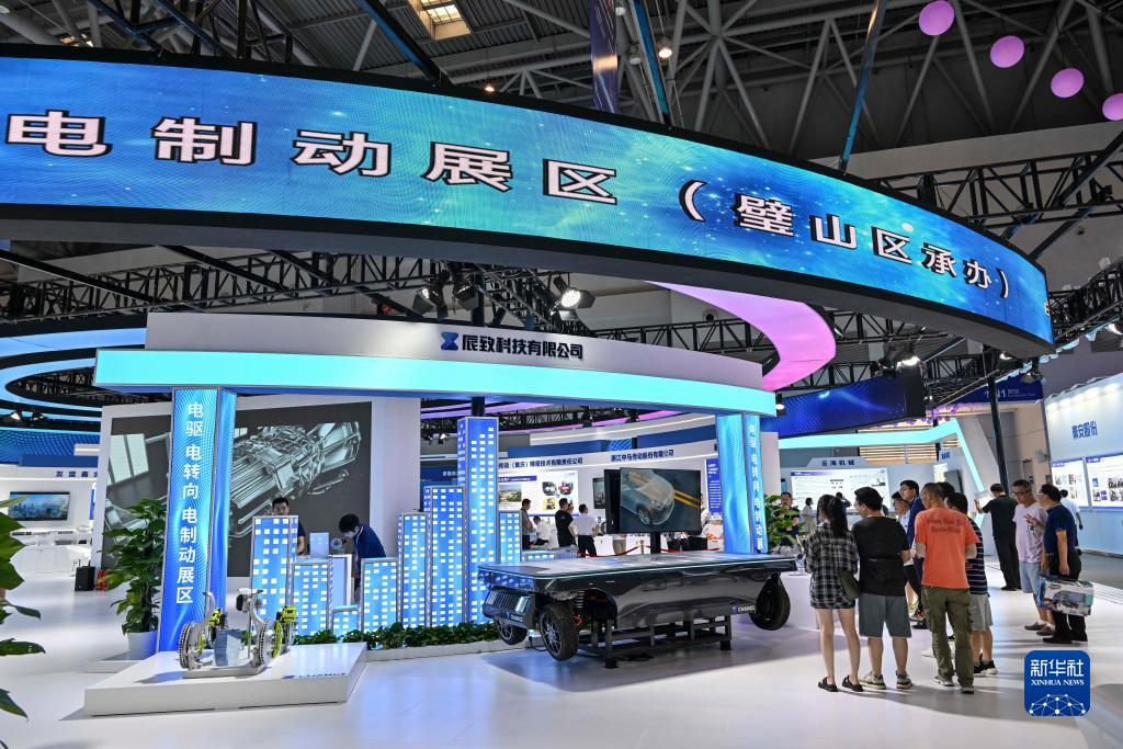 9月4日，觀眾在2023智博會“電驅、電轉向、電制動”展區參觀。當日，為期三天的2023中國國際智能產業博覽會在重慶國際博覽中心拉開帷幕。本屆智博會圍繞智能網聯新能源汽車、智能裝備及智能制造、新一代信息技術、智慧城市四大專業板塊開展系列活動。新華社記者 王全超 攝