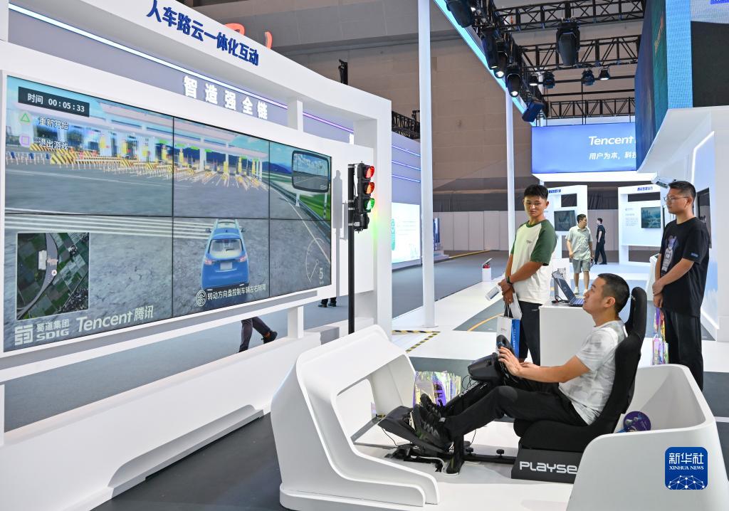 9月4日，觀眾在2023智博會騰訊展廳體驗人車路云一體化互動。新華社記者 王全超 攝
