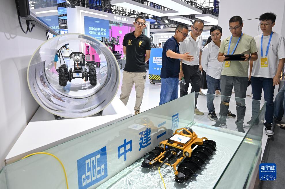 9月4日，觀眾在智博會上參觀中建二局展示的管道非開挖智能檢測“浮水機器人”。新華社記者 王全超 攝