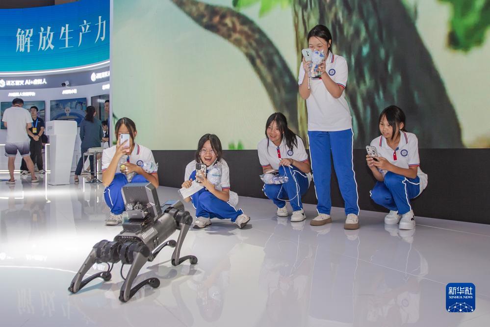 9月4日，在2023智博會科大訊飛展廳，訊飛工業巡檢機器人與觀眾互動。新華社記者 儲加音 攝