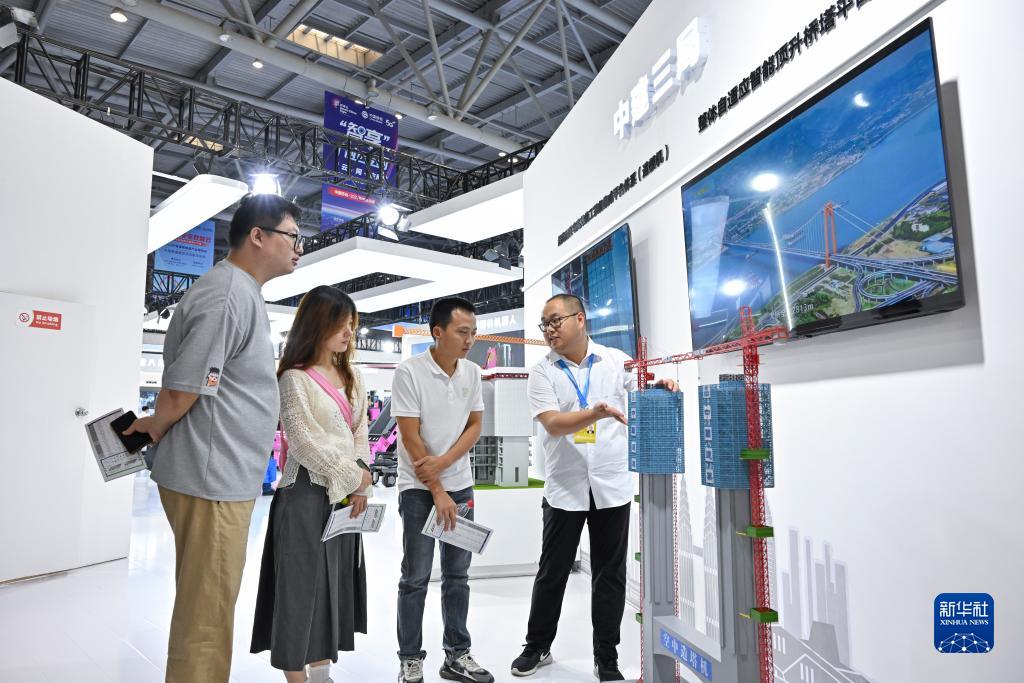 9月4日，觀眾在智博會上參觀中建三局展示的空中造塔機。新華社記者 王全超 攝