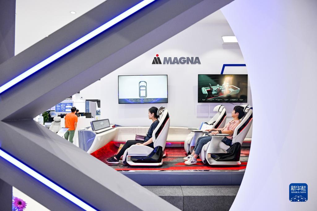 9月4日，觀眾在2023智博會“智能駕艙”展區參觀、體驗。新華社記者 王全超 攝